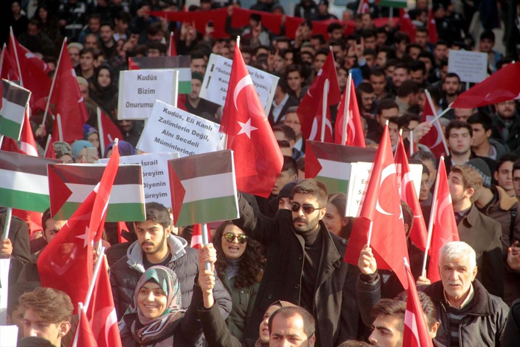 بالصور.. المظاهرات في تركيا مستمرة رفضا للاعتراف بالقدس عاصمة لإسرائيل 11