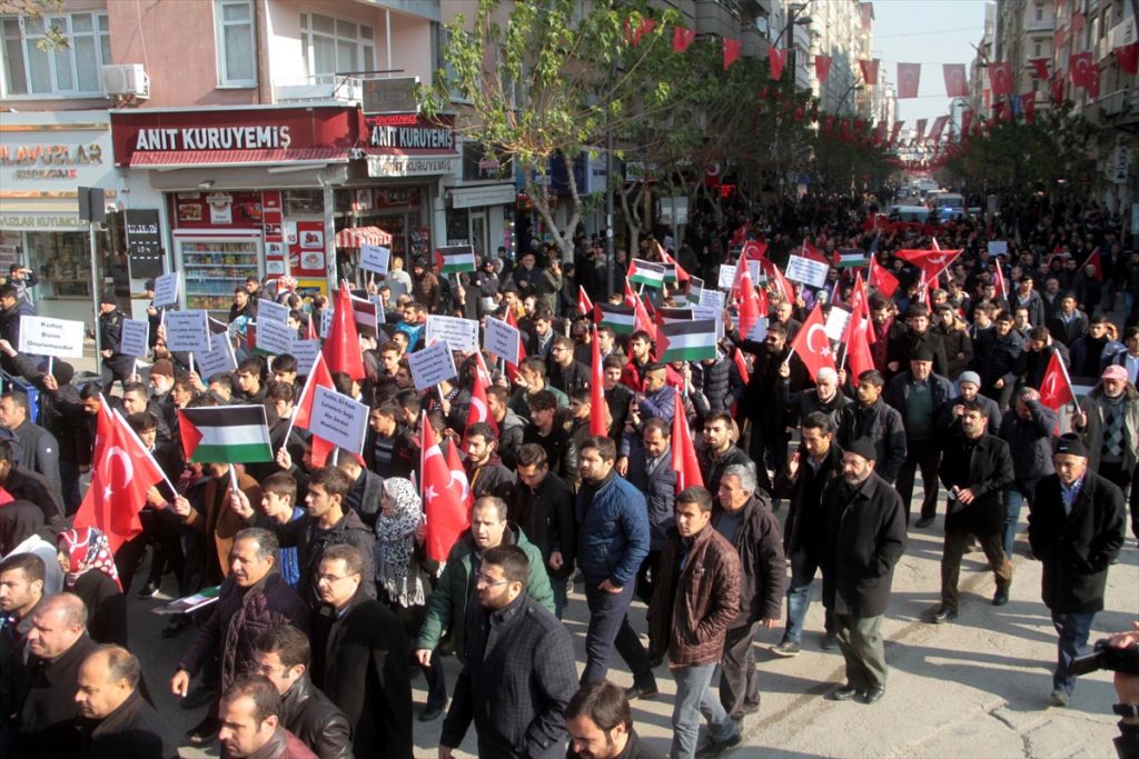 بالصور.. المظاهرات في تركيا مستمرة رفضا للاعتراف بالقدس عاصمة لإسرائيل 13