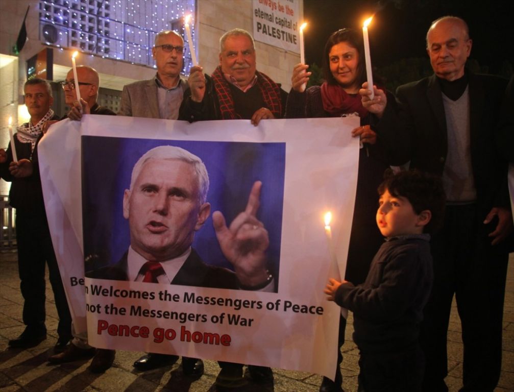 متظاهرون في “كنيسة المهد” يرفضون زيارة مايك بنس لفلسطين 4 متظاهرون في “كنيسة المهد” يرفضون زيارة مايك بنس لفلسطين 3