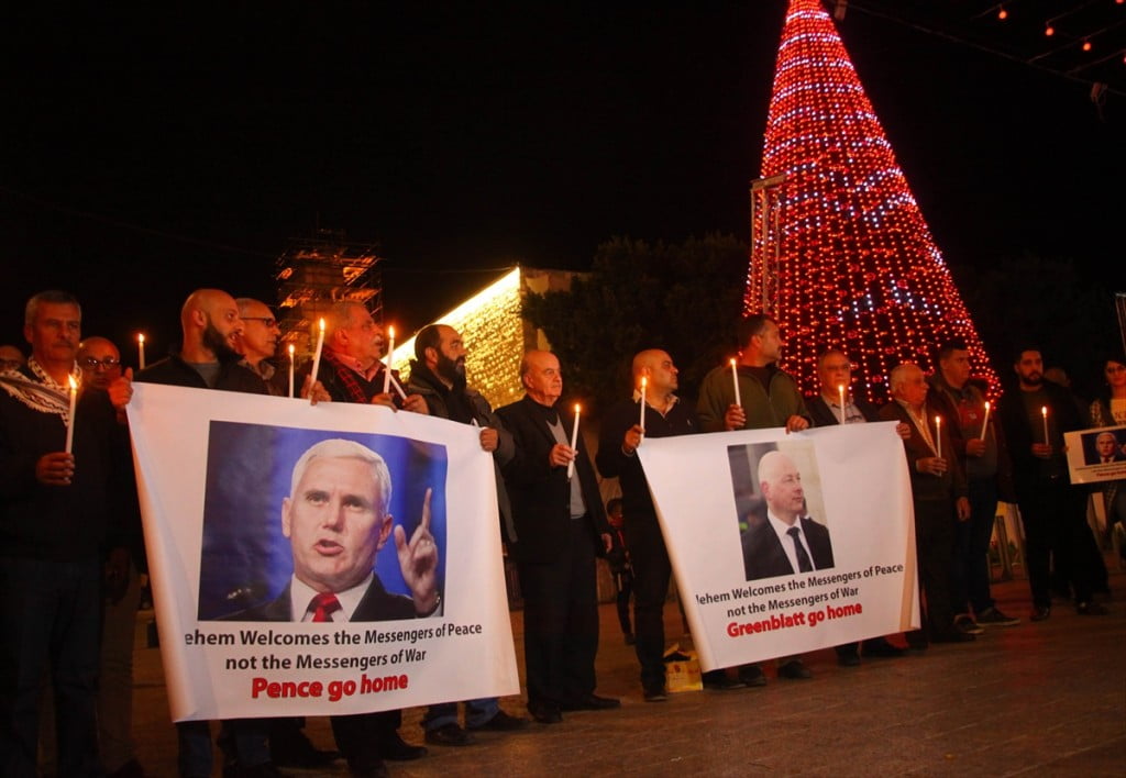 متظاهرون في “كنيسة المهد” يرفضون زيارة مايك بنس لفلسطين 2 متظاهرون في “كنيسة المهد” يرفضون زيارة مايك بنس لفلسطين 1