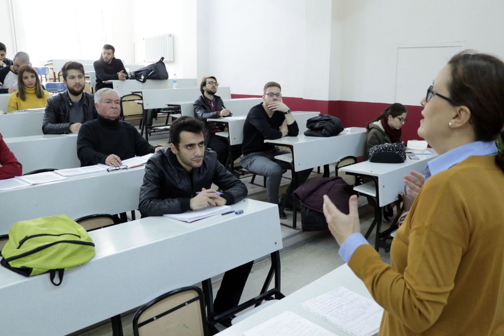 بعد 49 عاما تركي يحقق حلمه ويعود إلى الدراسة بالجامعة. 1