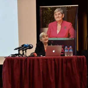 طبيبة تركية: الملح الصخري يطيل العمر وزيت الزيتون يساهم في القضاء على سرطان الثدي