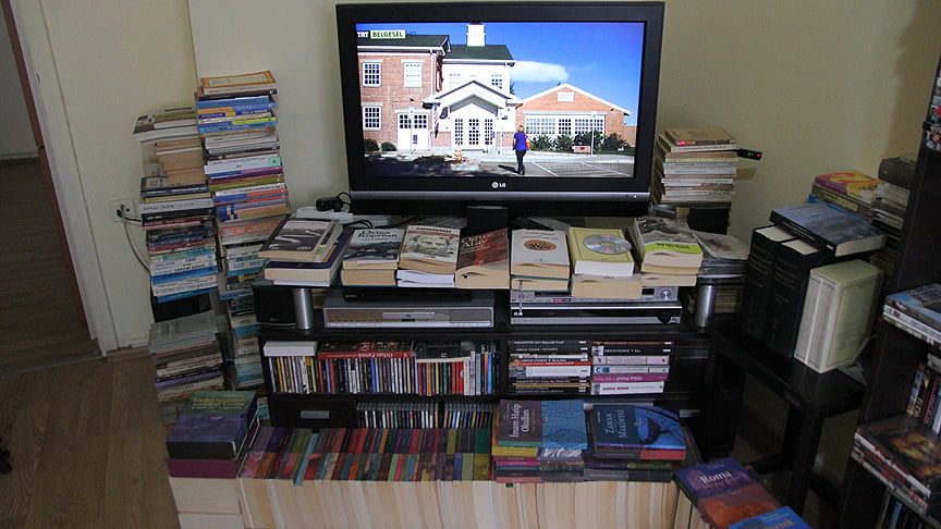 شاهد.. تركي يعيش بين أحضان 30 ألف كتاب 1