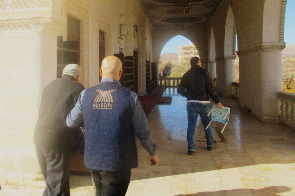 صور.. بلدية تركية توفر موظفين وحافلات بالمجان لنقل المسنيين للمساجد 1