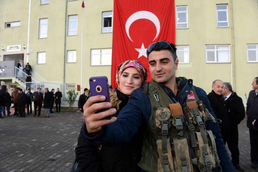 مشاهد مؤثرة.. جنود اتراك يودعون عائلاتهم قبل توجههم الى مدينة الباب السورية 13