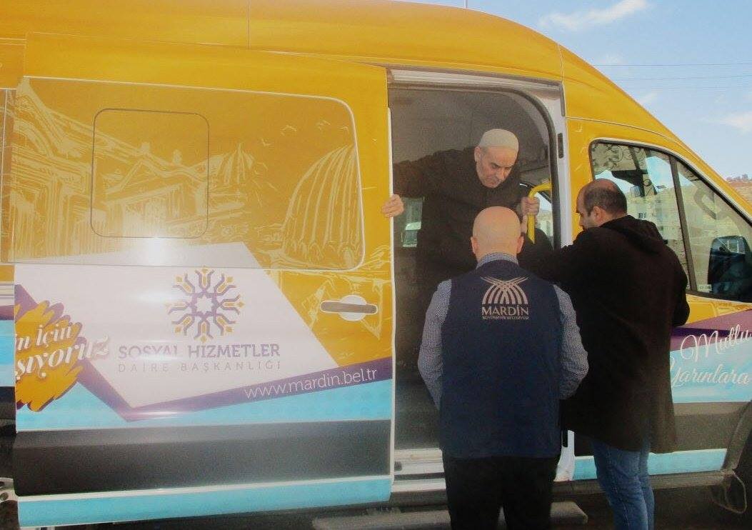 صور.. بلدية تركية توفر موظفين وحافلات بالمجان لنقل المسنيين للمساجد 5