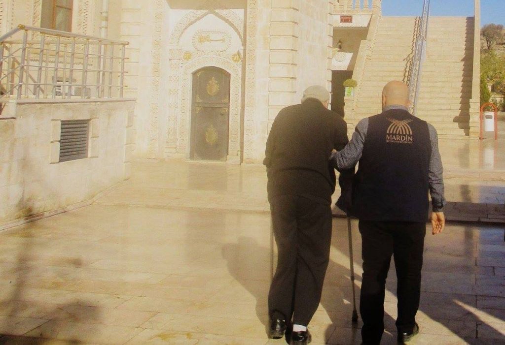 صور.. بلدية تركية توفر موظفين وحافلات بالمجان لنقل المسنيين للمساجد 7