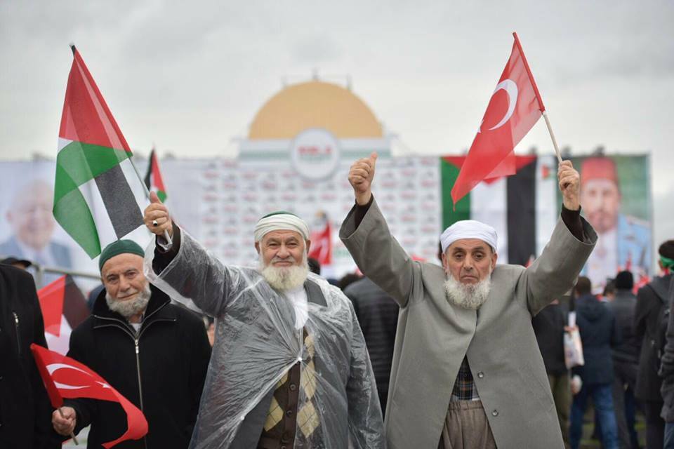 مئات الآلاف في مظاهرة حاشدة بإسطنبول رفضًا لقرار ترامب. 2 مئات الآلاف في مظاهرة حاشدة بإسطنبول رفضًا لقرار ترامب. 1