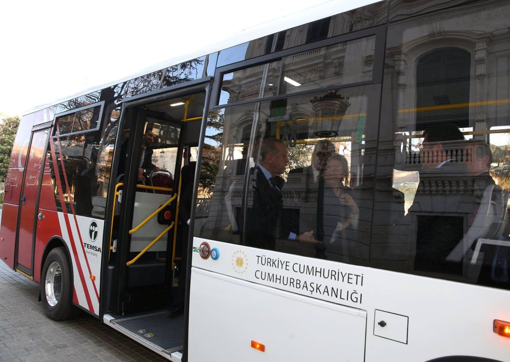 بالصور.. أردوغان يستقل حافلة كهربائية في شوارع إسطنبول 1