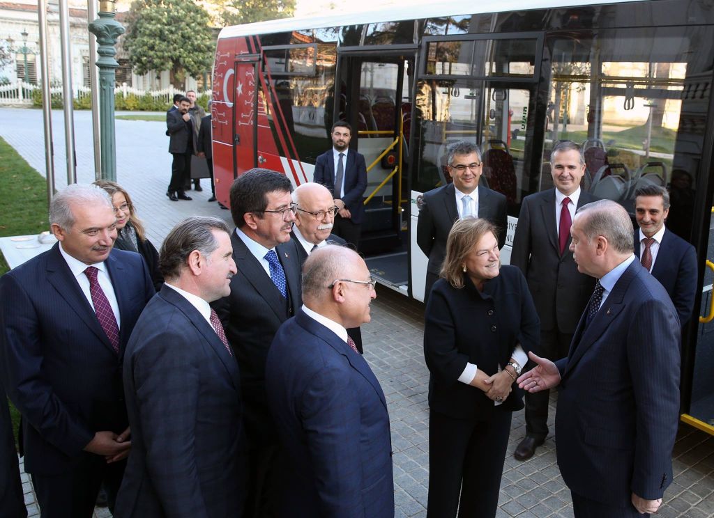 بالصور.. أردوغان يستقل حافلة كهربائية في شوارع إسطنبول 5