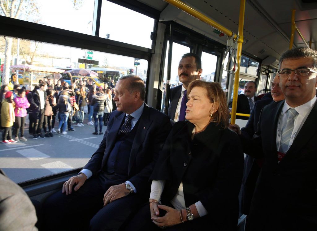 بالصور.. أردوغان يستقل حافلة كهربائية في شوارع إسطنبول 12 بالصور.. أردوغان يستقل حافلة كهربائية في شوارع إسطنبول 11