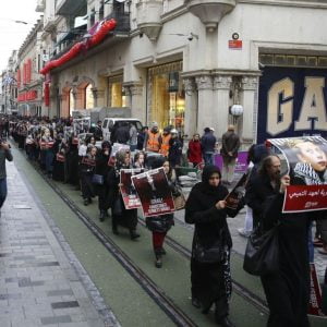 بالصور.. مسيرة صامتة في اسطنبول تضامناً مع الأطفال الفلسطينيين المعتقلين في السجون الإسرائيلية