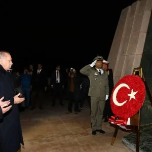 أردوغان يضع إكليل زهور على نصب الشهداء في تونس