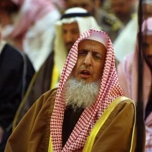 مفتي السعودية يحذر خطباء الجمعة من الحديث بالسياسة