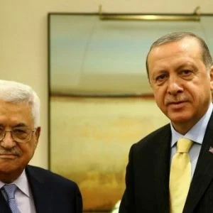 عباس يصل إسطنبول ويلتقي أردوغان قبيل مشاركته بقمة “التعاون الإسلامي”