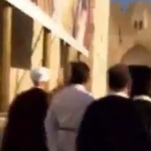 بالفيديو.. فلسطينيون يطردون وفدا بحرينيا من باحات المسجد الأقصى