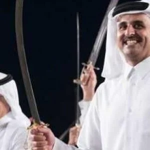 أمير قطر يرقص العرضة (فيديو)