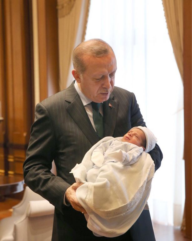 بالصور.. الرئيس أردوغان يحضن مولود السفير القطري ويؤّذن في أذنه 4 بالصور.. الرئيس أردوغان يحضن مولود السفير القطري ويؤّذن في أذنه 3