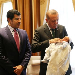 بالصور.. الرئيس أردوغان يحضن مولود السفير القطري ويؤّذن في أذنه