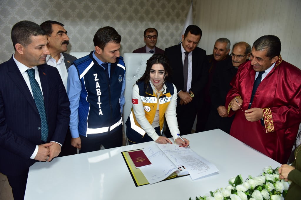 تركيا..زفاف على متن سيارة الشرطة وبالزي الرسمي !! 1