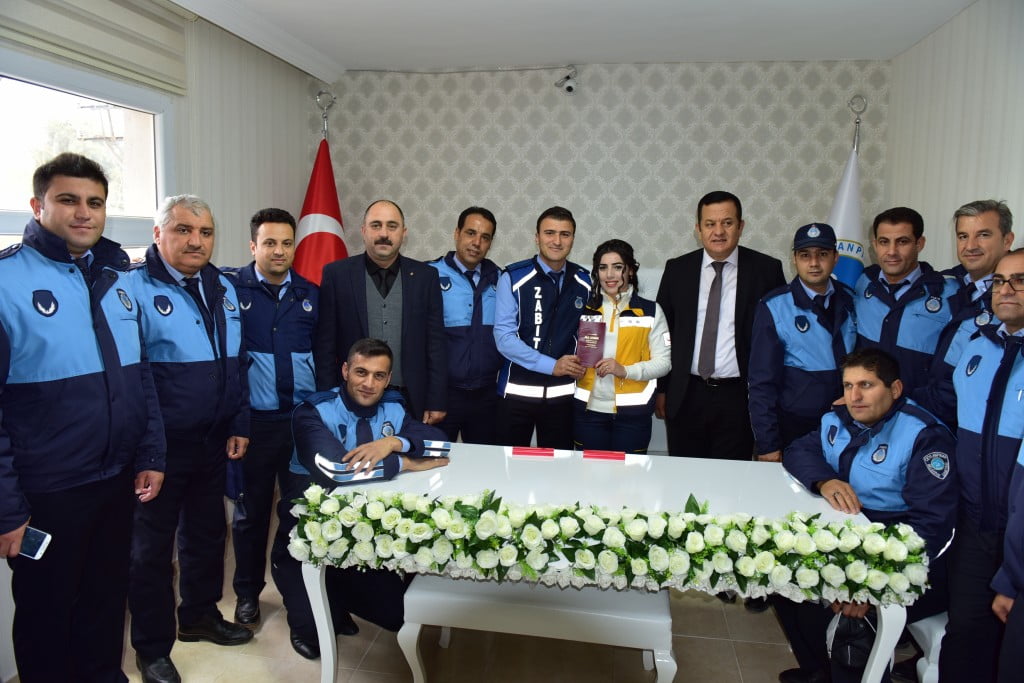 تركيا..زفاف على متن سيارة الشرطة وبالزي الرسمي !! 3