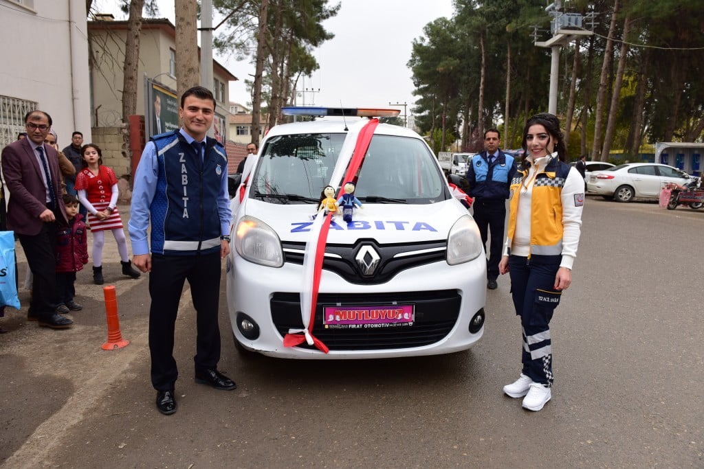 تركيا..زفاف على متن سيارة الشرطة وبالزي الرسمي !! 7