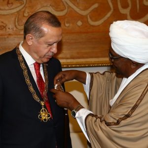 البشير يقلد أردوغان أرفع وسام في السودان