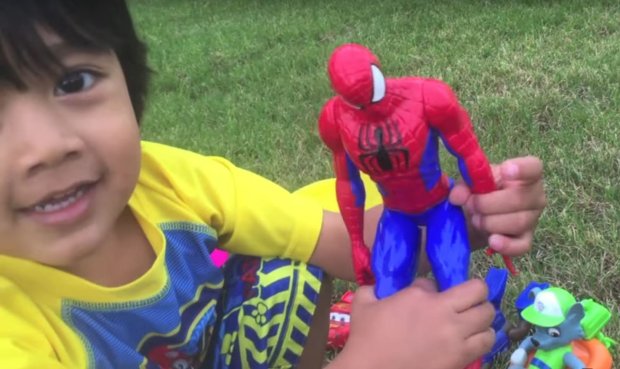 طفل في السادسة يجني 11 مليون دولار من يوتيوب 2 طفل في السادسة يجني 11 مليون دولار من يوتيوب 1