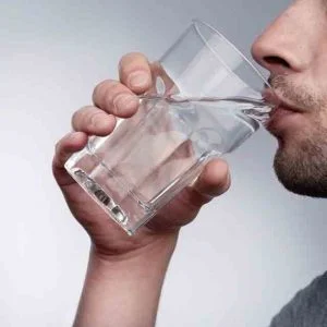 تعرف على أهم فوائد شرب الماء الدافئ صباحا