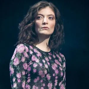 مغنية نيوزلندية تلغي حفلها بتل أبيب بعد نداء من ناشطين