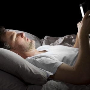 دراسة: ضوء الهواتف يؤثر على جودة النوم .