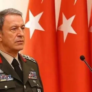رئيس الأركان التركي يتوجه إلى لندن