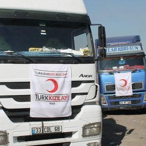الهلال الأحمر التركي يرسل 188 شاحنة مساعدات إلى إدلب واللاذقية