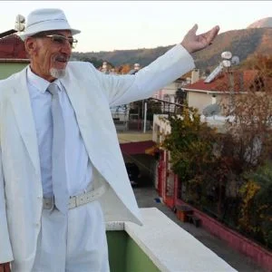 منذ 33 عامًا.. مسن تركي يلقب بـ “الحمام الأبيض”