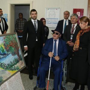 أردوغان يزور معرضاً لرسام تركي كفيف .