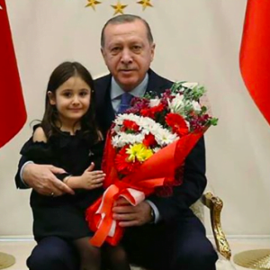 شاهد.. الرئيس اردوغان يستقبل الطفلة التي بكت شوقا لرؤيته