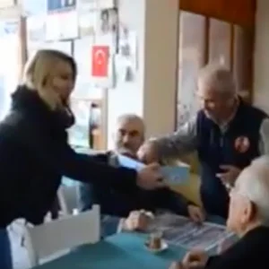 شاهد بالفيديو.. سيدة تركية تحتفل بيوم طلاقها… فماذا فعلت؟