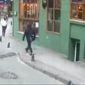 شاهد.. شاب يعتدي على فتاة في “كاديكوي” في اسطنبول