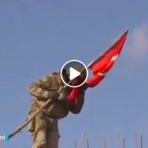 شاهد لحظة رفع العلم التركي على جبل “برصايا” الاستراتيجي