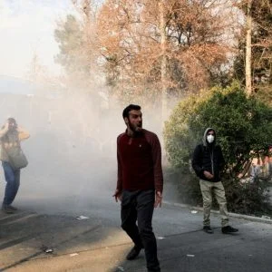 انتحار شاب إيراني داخل السجن بعد توقيفه خلال المظاهرات الأخيرة