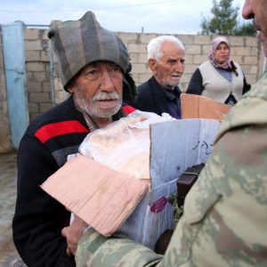 “الجيش السوري الحر” يوزع مساعدات على القرى المحررة في إطار “غصن الزيتون”