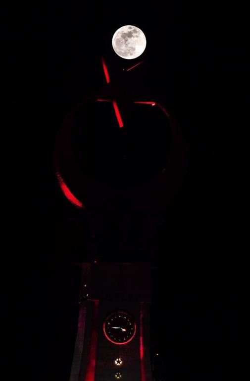 بالصور... ظاهرة "القمر الدموي" في اسطنبول 22 بالصور... ظاهرة "القمر الدموي" في اسطنبول 21