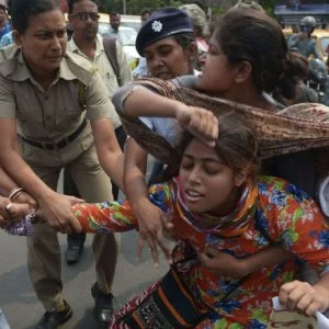 فيديو… مشهد عاطفي في فيلم يشعل احتجاجات دامية بالهند