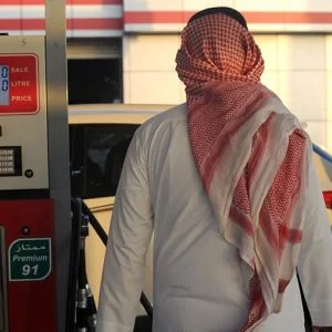 ارتفاع أسعار البنزين بالسعودية يغضب المواطنين ويفجر ثورة ضد الغلاء على تويتر (شاهد)