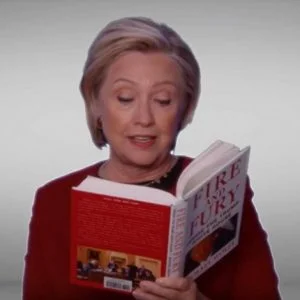 كلينتون تقرأ من كتاب “نار وغضب” وتسخر من ترامب (شاهد)