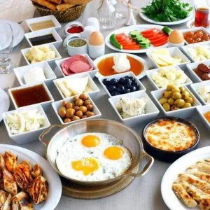 لماذا يجب الحفاظ على أوقات الوجبات اليومية خاصة الافطار؟