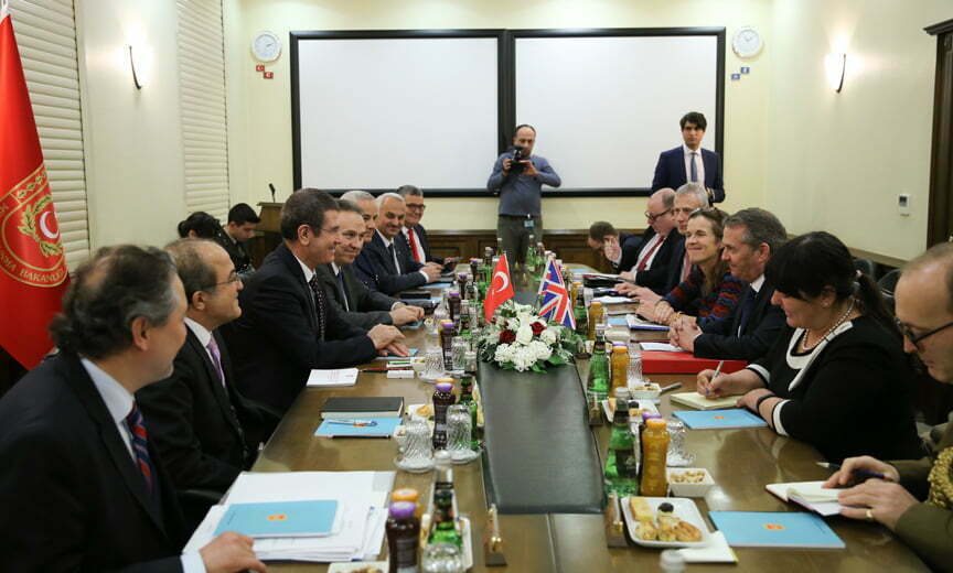 لقاء وزيري الدفاع التركي والتجارة الدولية البريطاني بأنقرة 1