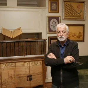 فنان تركي يعتزم إهداء مصحف مخطوط على الخشب إلى جامع بإسطنبول