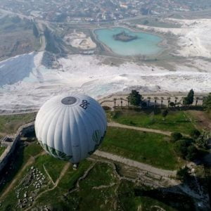 “باموق قلعة”التركية.. مركز سياحي وعلاجي معا