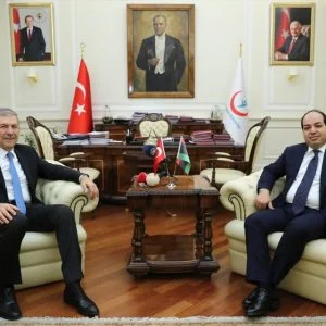 وزير الصحة التركي يبحث مع مسؤول ليبي تشغيل مستشفى شرق طرابلس